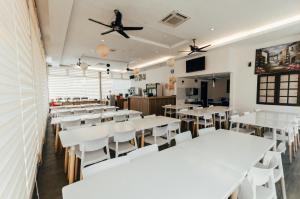 克提吉利地白沙罗旅馆的用餐室配有白色的桌子和白色的椅子