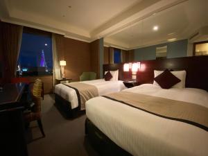 东京东京近湾Trusty酒店的酒店客房设有两张床,享有艾菲尔铁塔的景色。