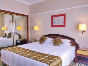 北京北京丽都维景酒店的酒店客房带一张大床,带白色床单