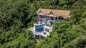 班邦宝Villa Ma Phraaw - Ban Tai Ocean View Villa的森林中房屋的空中景观