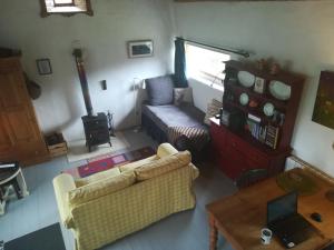 GlendreeDruid cottage的客厅配有沙发和桌子