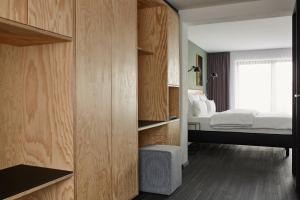博登迈斯Winterfeld Guest House Bodenmais的一间设有一张床的客房和一间设有一张床铺的卧室