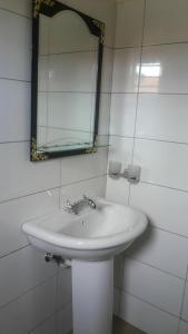GuluJojo's Palace Annex的浴室设有白色水槽和镜子