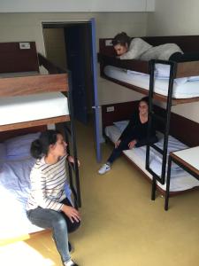 洛里昂Auberge de Jeunesse HI Lorient的宿舍间的双层床床位(可供2人入住)