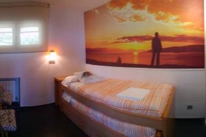巴基奥Vistas 180º al mar/puesta de sol/Free Wifi-parking的一间卧室配有一张壁画床