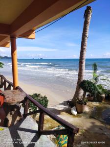 达叻府Rock sand Resort的棕榈树和海洋的海滩