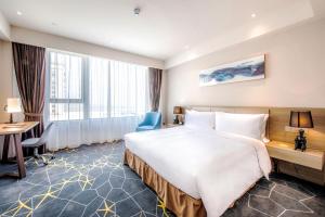 上海上海三甲港绿地铂派酒店-提供浦东机场和迪士尼班车的酒店客房设有一张大床和一张书桌。