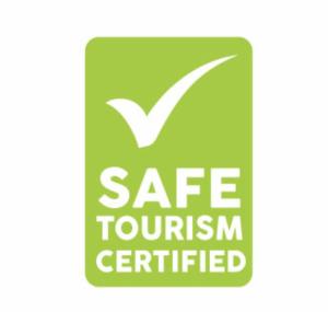 贝尔欧布莱海滩湾公寓的绿色和白色的标志,读取安全旅游认证