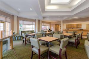 莱克兰莱克兰西拉金塔旅馆及套房的用餐室设有桌椅和窗户。