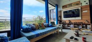 珀勒德布尔IbisHouse Farm Stay的客厅设有蓝色的沙发和大窗户