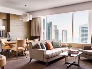 多哈Pullman Doha West Bay的客厅配有沙发和桌子