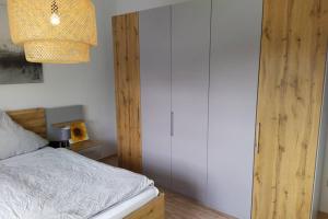 KeilbergEntspannen im Grünen, Ferienwohnung mit eigenem Garten的一间卧室配有一张床和一个吊灯