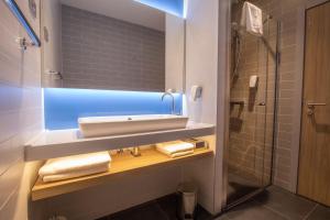 卢布尔雅那Holiday Inn Express - Ljubljana, an IHG Hotel的一间带水槽和镜子的浴室