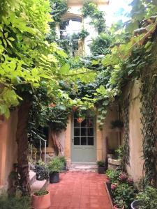 阿尔勒Le Patio d'Arles的树木和植物的房屋的前门