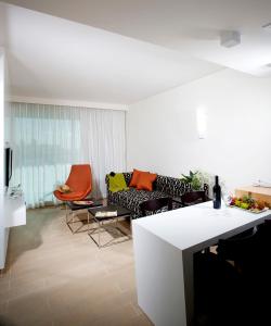 阿什杜德West All Suites Hotel Ashdod的客厅配有沙发和桌子