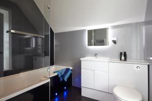 尚克林卢克波力推酒店的白色的浴室设有卫生间和水槽。