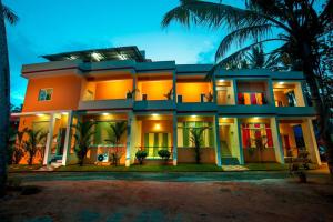 特里凡得琅Vasudevam Premium Suites的一座棕榈树大房子前面