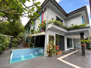 OneRiimba Private Pool & Garden Residence Johor Bahru内部或周边的泳池