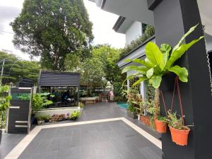 新山OneRiimba Private Pool & Garden Residence Johor Bahru的建筑一侧种植盆栽植物的花园商店