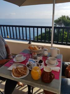 卡尼亚诺Maison Bella Vista的阳台上的早餐食品桌