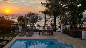 布希奥斯卡萨布基亚斯旅馆的一个带桌椅的游泳池,享有日落美景