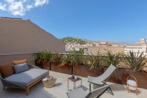 波连斯萨Can Aulí Luxury Retreat - Adults Only的阳台的天井配有沙发和椅子