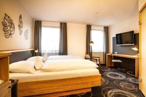 卡尔斯鲁厄里约酒店的酒店客房设有两张床和一台平面电视。