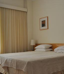 马蒂迈阿密酒店的一间卧室配有一张带白色床单的大床
