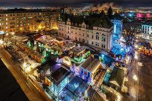 魁北克市莱斯阁楼1048酒店的夜间城市空中景色,带圣诞灯