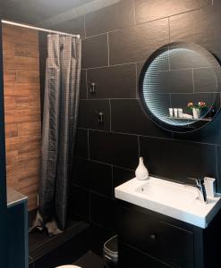 BigauņciemsHARMONY Design and Vacation House的一间带水槽和镜子的浴室