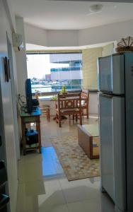 福塔莱萨Flat Beira Mar Golden Fortaleza的一间带不锈钢冰箱和用餐室的厨房