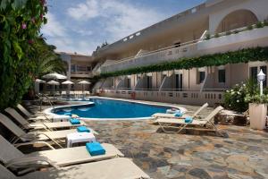 普拉坦斯艾克索斯酒店的酒店配有躺椅和游泳池