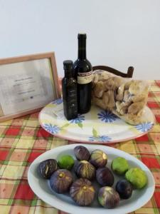萨尔维villetta Belgiorno的一张桌子,上面放着两盘无花果和一瓶葡萄酒