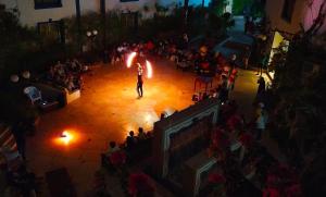 沙姆沙伊赫纳马蓝色度假村的站在舞台上,有火表演的人