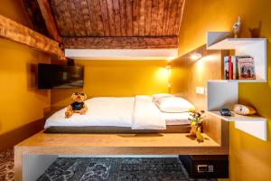 阿姆斯特丹Bunk Hotel Amsterdam的一间卧室,床上有泰迪熊