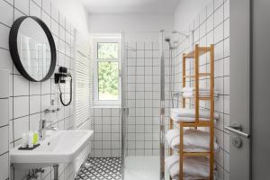 梅图耶河畔特普利采Hotel Orlík的白色的浴室设有水槽和镜子