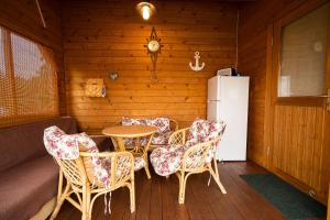 RajaAnna Beach Holiday Home的一间带桌椅和冰箱的用餐室