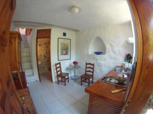 卡利拉Casa Condesa - El Guro - Valle Gran Rey - La Gomera的厨房配有水槽和桌椅