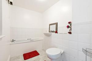 伦敦2 Bed Flat, Dedicated workspace, Parking, 4KTV的白色的浴室设有卫生间和水槽。