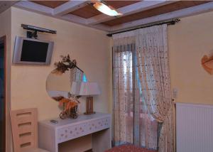 Koryshades哈尼帕家萨奇旅馆的一间设有镜子、一张桌子和一台电视的房间