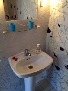 卡利拉Casa Condesa - El Guro - Valle Gran Rey - La Gomera的浴室设有白色水槽和镜子