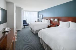 旧金山旧金山洲际酒店的酒店客房,配有两张床和椅子