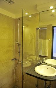 赫克斯特劳森伯格宾馆的一间带两个水槽和玻璃淋浴间的浴室