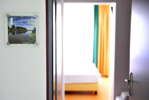 赫克斯特劳森伯格宾馆的通往卧室的门,卧室配有床和窗户