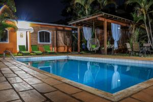 伊塔年杜我的梦旅馆的夜间在房子前面的游泳池