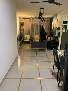 峇六拜TR Penang House for Large Family Getaways的一间铺有白色瓷砖地板的客厅