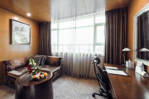 常州常州武进假日酒店的酒店客房配有书桌和沙发。