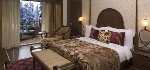 古尔马尔格凯伯尔喜马拉雅Spa度假酒店的酒店客房设有一张床和一个阳台。