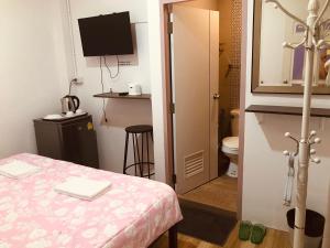 曼谷Dragon XIV的小房间设有床和卫生间