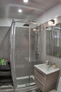 阿罗纳Geremy's boutique vivienda VV A-38-4-2068的带淋浴和盥洗盆的浴室